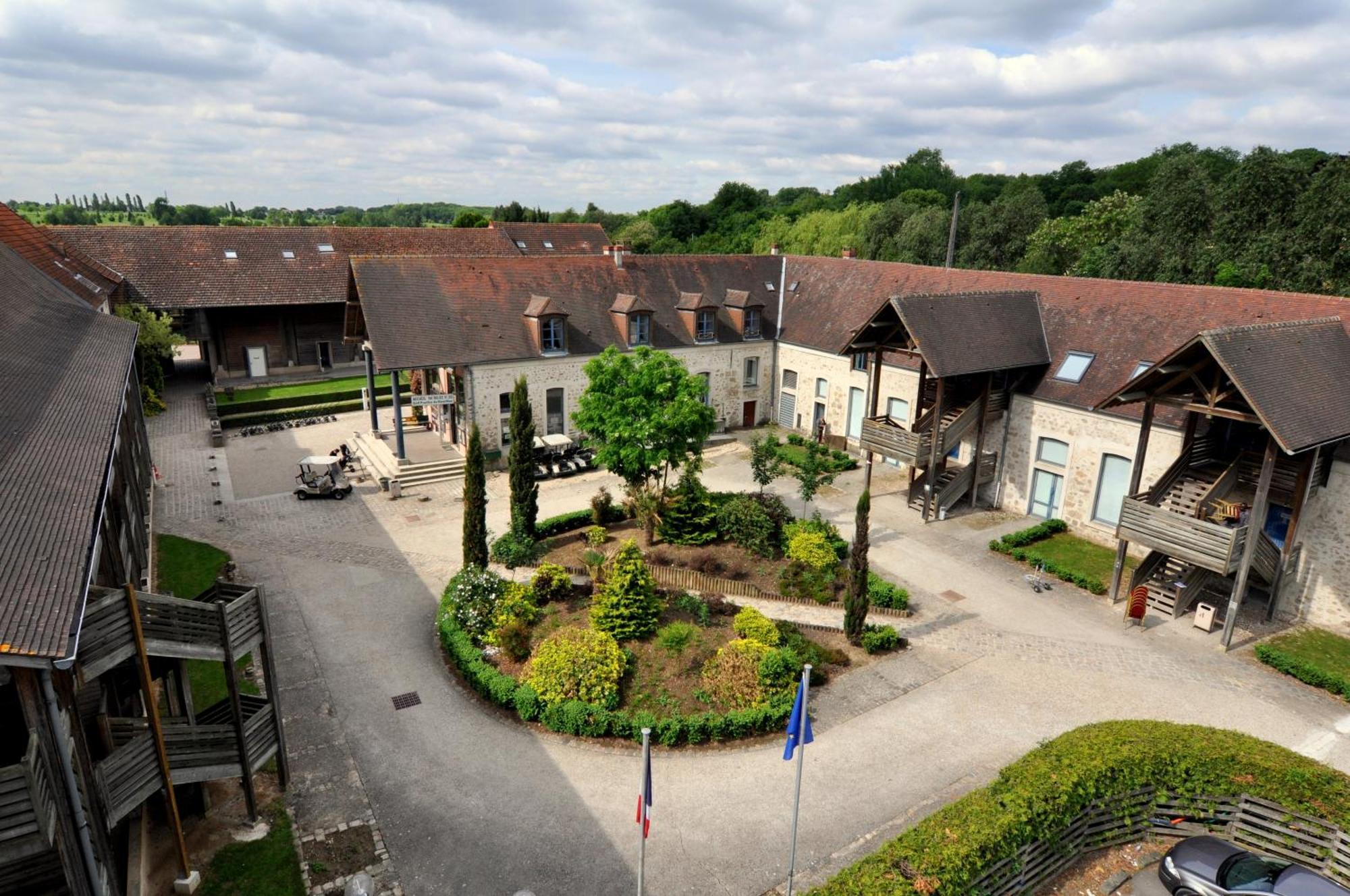 Hotel Abbaye Du Golf De Lesigny Exterior photo